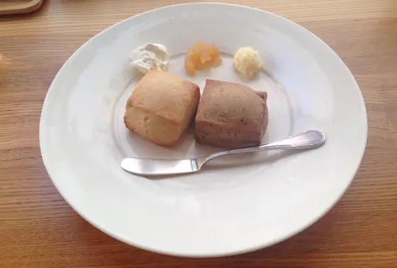 紅茶とプレーンのスコーン
