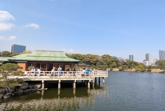 汐入の池の中に浮かぶ建物