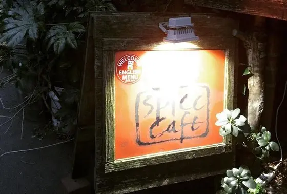 spice cafeの看板が手書きっぽくて素敵