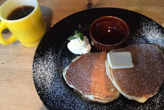 可愛い食器でいただくパンケーキとコーヒー