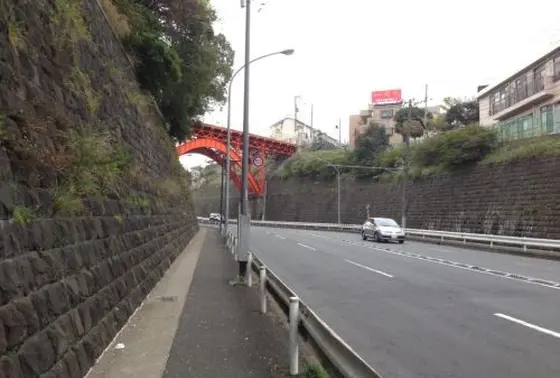 石川町駅から徒歩20分ほど