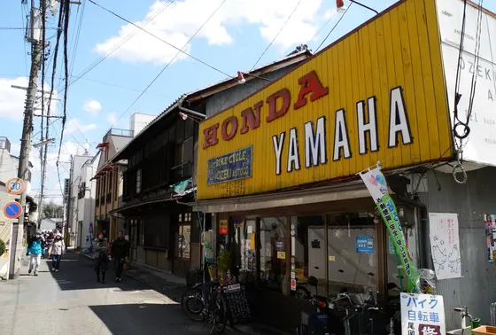 時代を感じるバイク屋