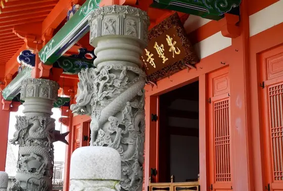 柱の彫刻が凄い