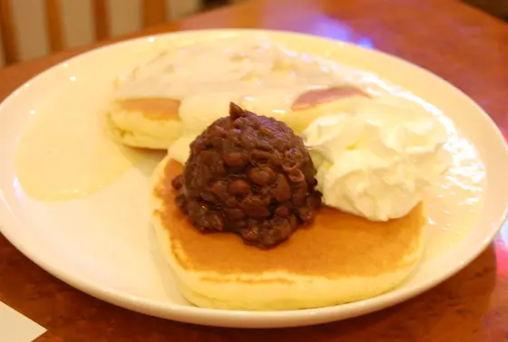 マカダミアナッツクリームとあんこの乗ったパンケーキ