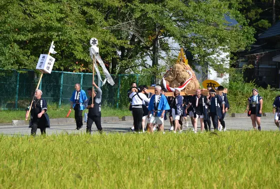 田園風景の中を練り歩く。