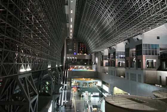 夜のアーケード