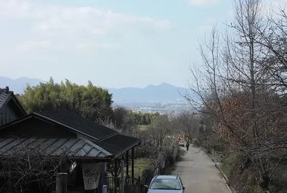 向こうに見えるのは二上山