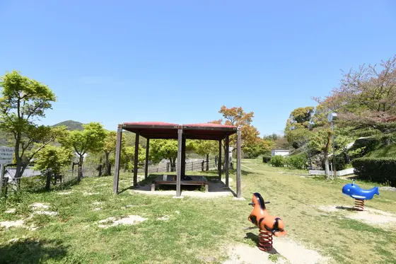 日陰のあるベンチ