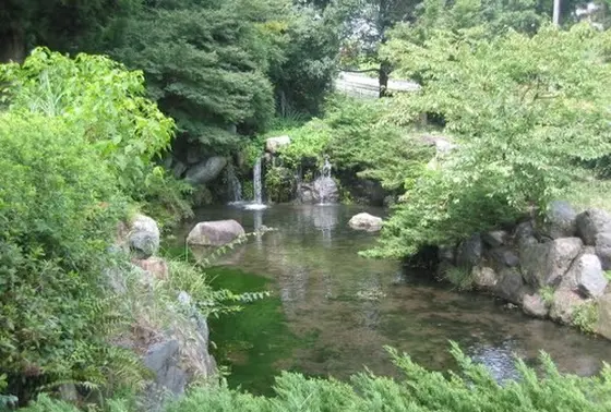 園内には水が流れている