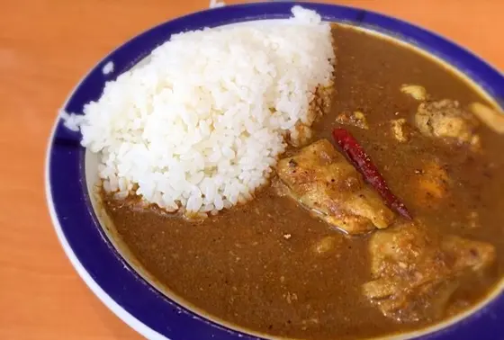 まずはチキンカレー。