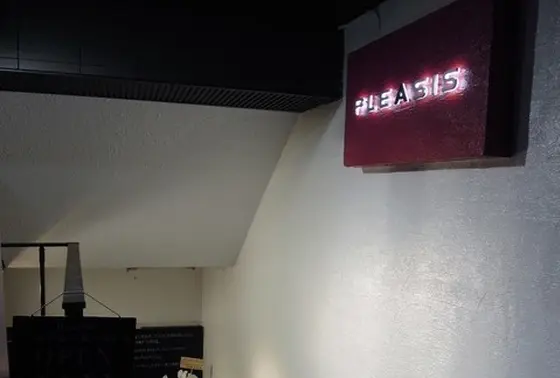 お店は地下に