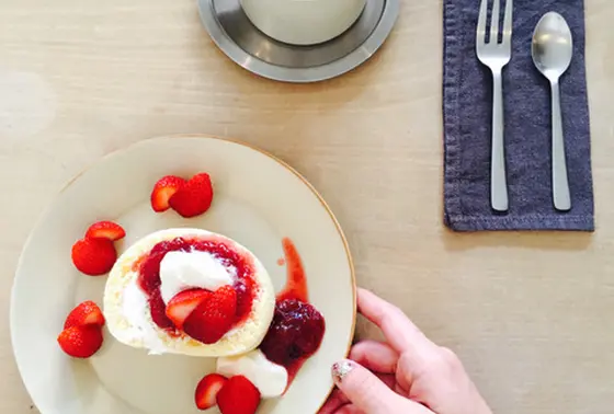 ロールケーキにイチゴ