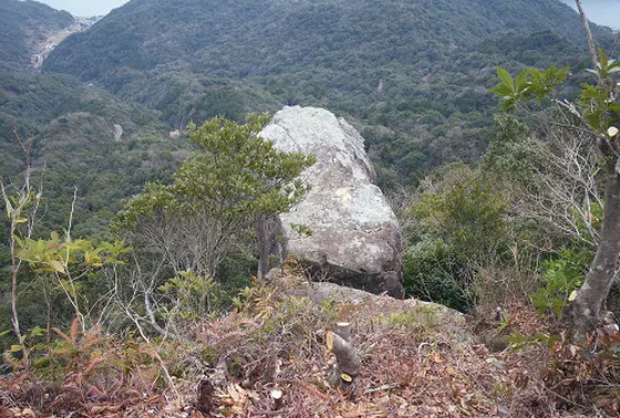 山肌にそびえ立つ離れ岩は絶叫スポット