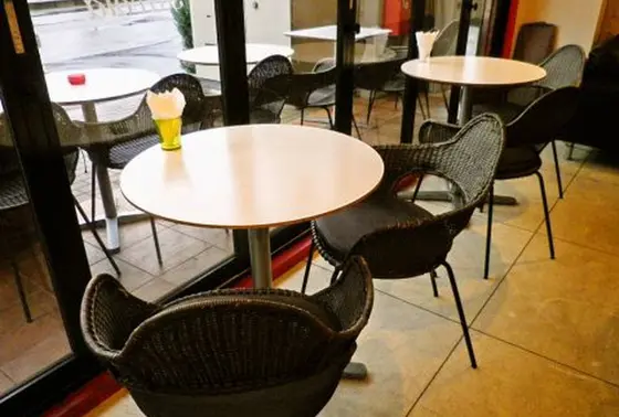大きな窓が特徴のソファ席もある店内