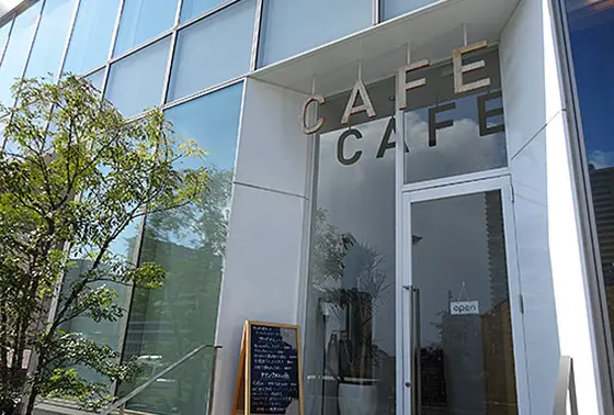 建物の中には色々カフェ、レストランあります