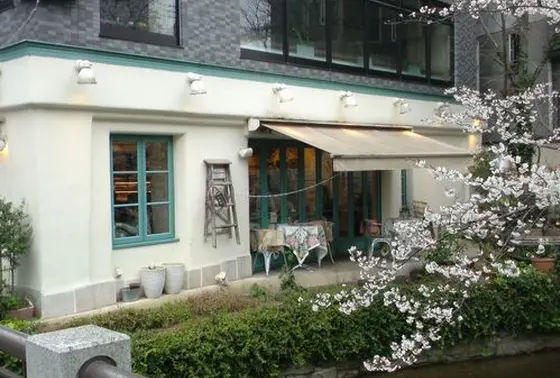 川沿いの立地がたまらないです。