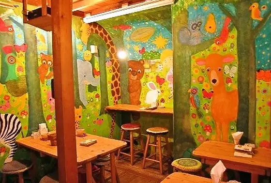 するとそこに広がるのは、懐かしい絵本の世界!