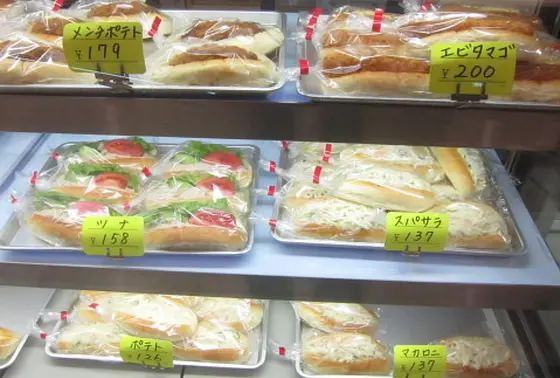 様々なお惣菜パンが食欲をそそります