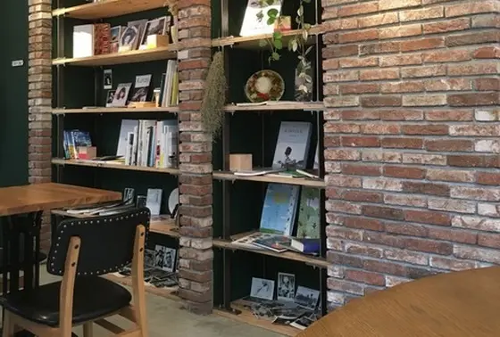 たくさんの本であふれる店内