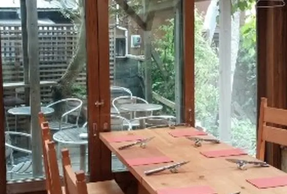 木のぬくもりと光を感じる店内。