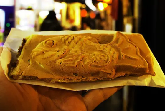 食べ歩きならたい焼き！どこかで座るならお団子も！