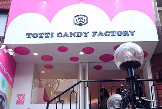 店の入り口は2階です！