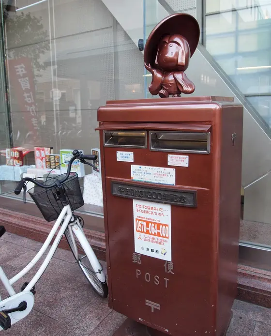 駅前のポストは茶色