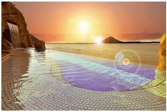 屋外プールは海の真ん前