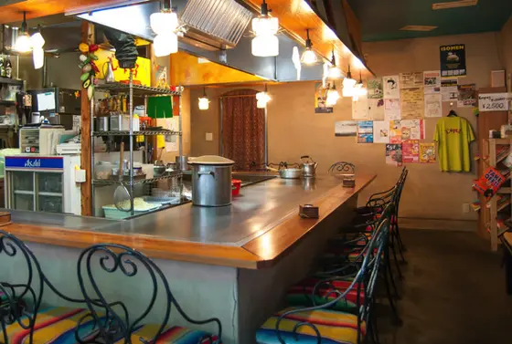 カウンターのみの店内