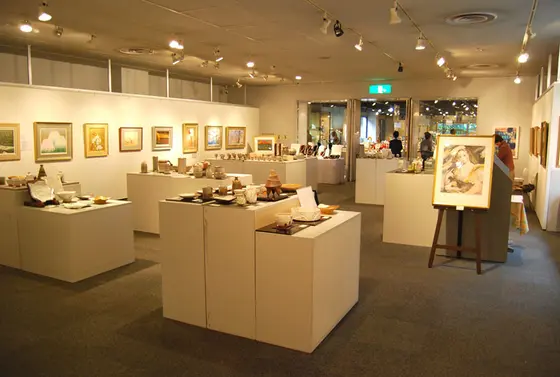 ガラスショップ横のギャラリーでは工芸作家の作品を展示中