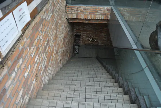 入り口は地下です