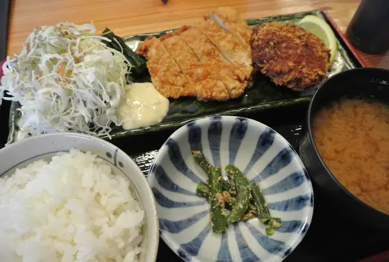 メンチカツと山賊焼きのマリアージュ定食