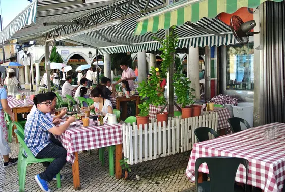 近くにはレストランも