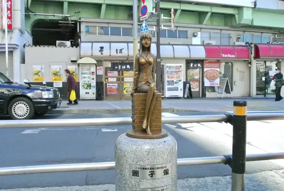 駅前に…