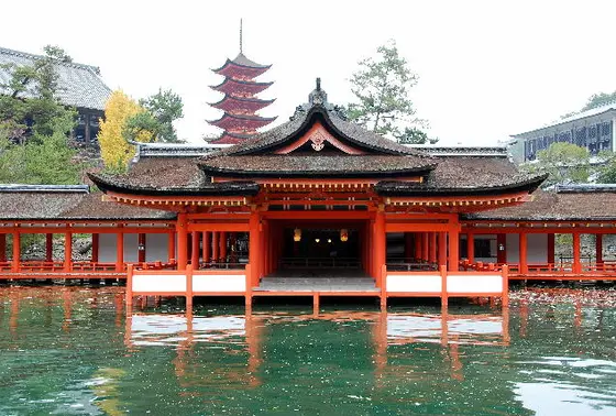 593年創建、その後1168年に平清盛によって寝殿造り様式を取り入れた海上に建つ社殿が構えられた重要文化財です。一般に「安芸の宮島」と呼ばれ、日本三景の1つに数えられています。世界的にも珍しい海上に建つ建造物群と背後の自然が一体となった景観は人類の創造的才能を表す傑作として、1996年には世界文化遺産に登録。歴史的にも文化的にも非常に価値が高く、世界中から観光客が絶えない広島県が誇る国宝建造物です。