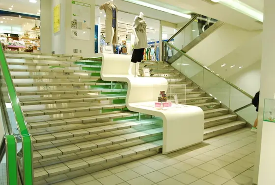 この謎の階段が「．5階」を作っている