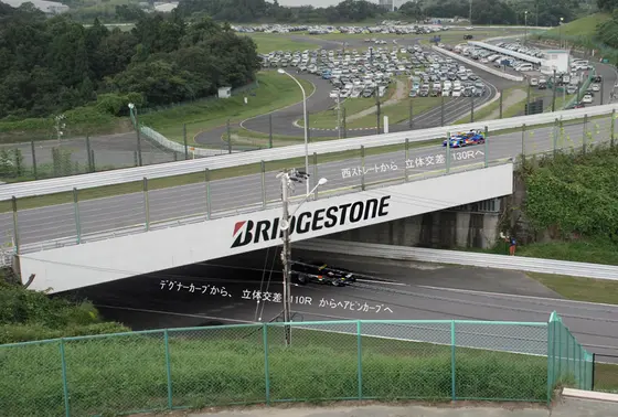 西ストレートの下を抜けると 左回りに