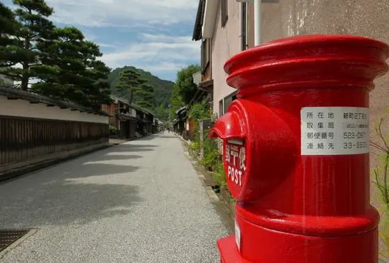 赤い丸ポストが似合う町