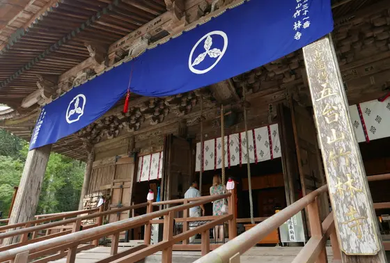 深い森の中に建っている印象