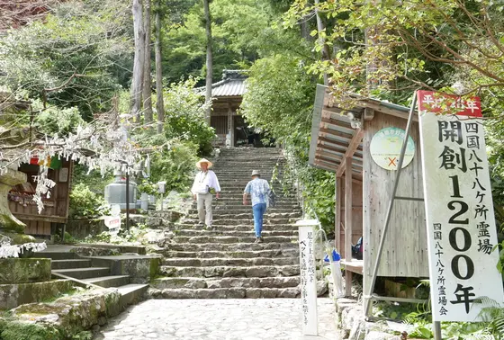 空に登るような石段がある