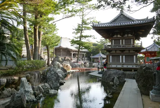 右側の建物が鐘撞堂