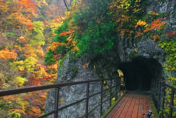 岩のトンネル