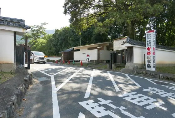 駐車場はこちらへ