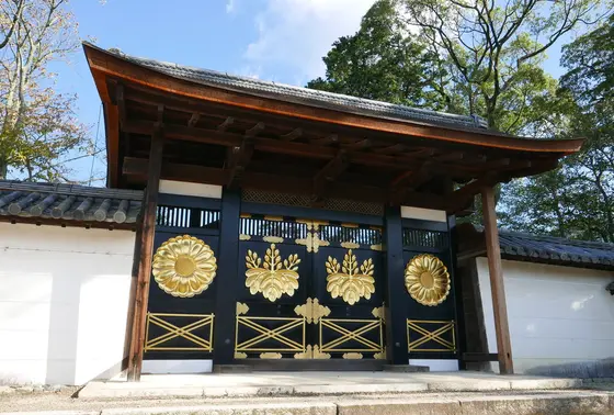 途中にある立派な門