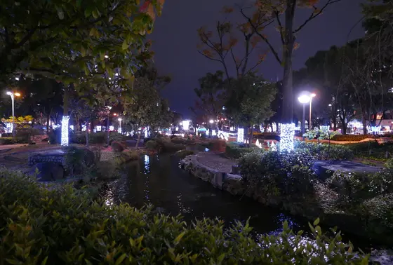 久屋大通公園内の小路