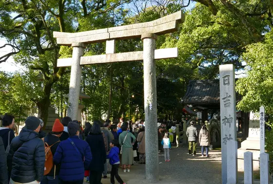 拝殿からズラリ行列