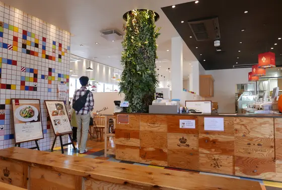 白を基調とした明るい店内