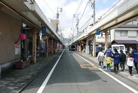 東西に伸びる商店街
