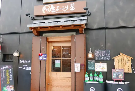 手前の倉庫街
