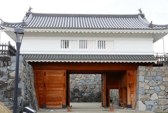何故か城壁と門がある
